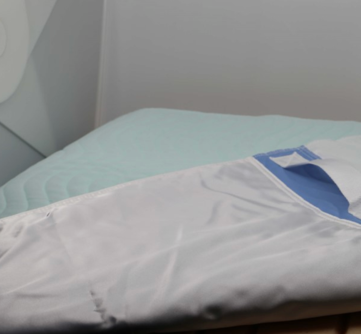 Incontinence Bed Pads with Handles Washable Bed Protector for Easy Lift Transfer witha slippery base